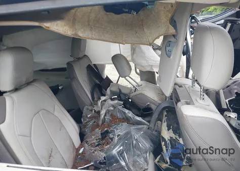 2017 Chrysler Pacifica Touring-L Plus z USA, uszkodzony, nr VIN 2C4RC1EG0HR752728